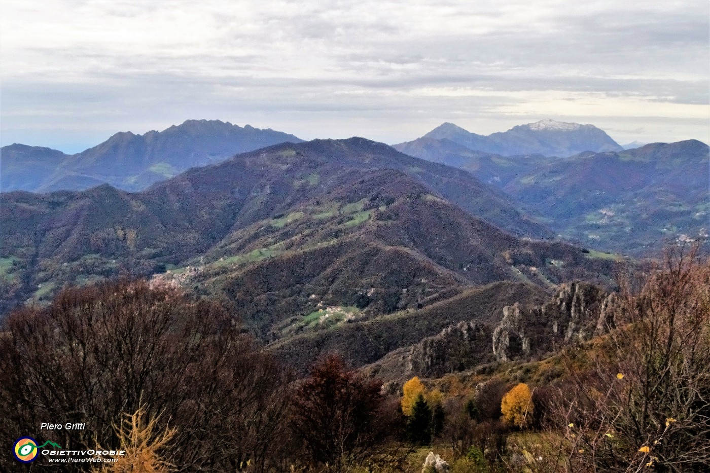 70 Vista su Bura, Gerosa, e lontano le Grigne.JPG